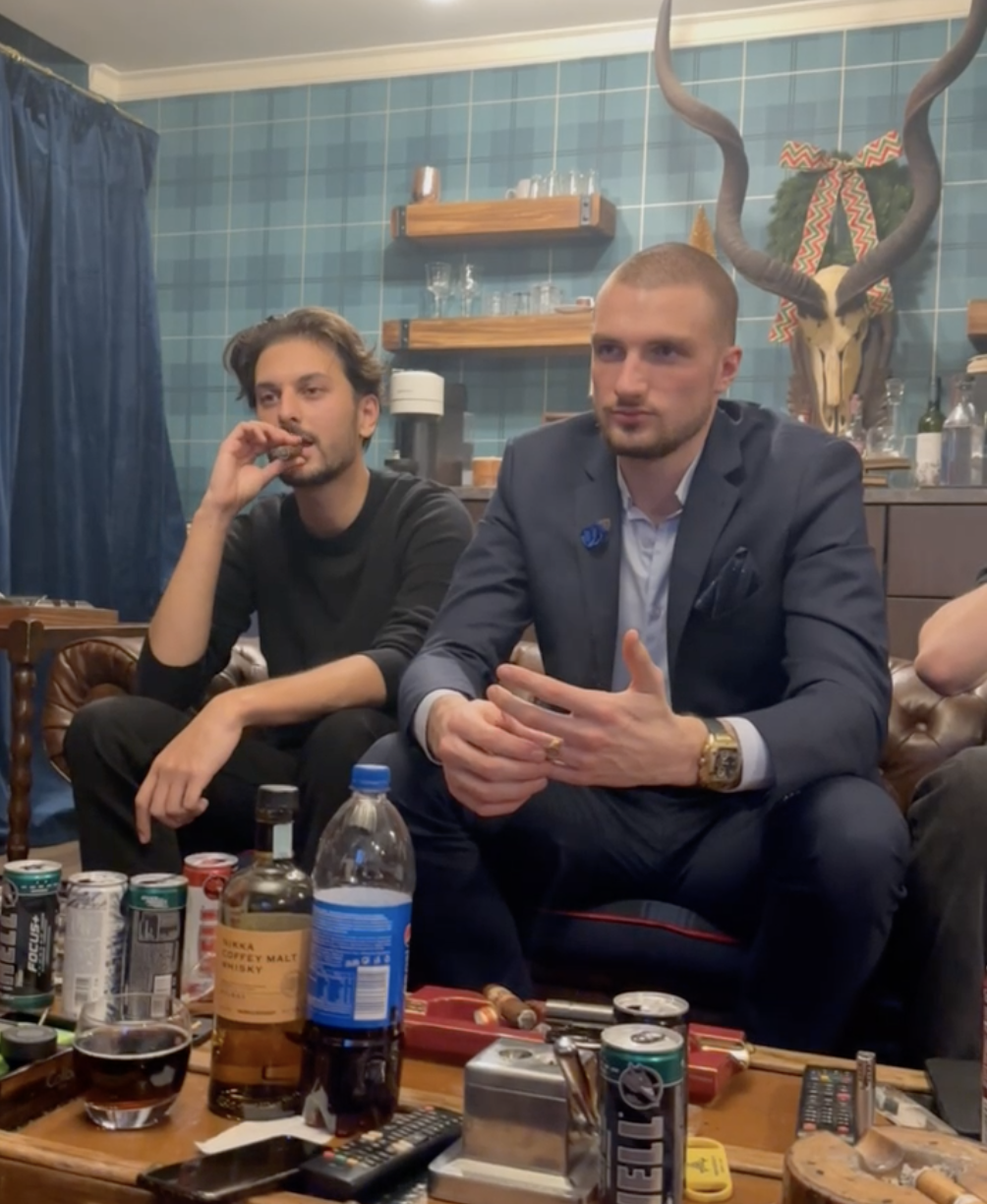 Un cigar lounge avec des amis qui font 100k€/mois à 20 ans.